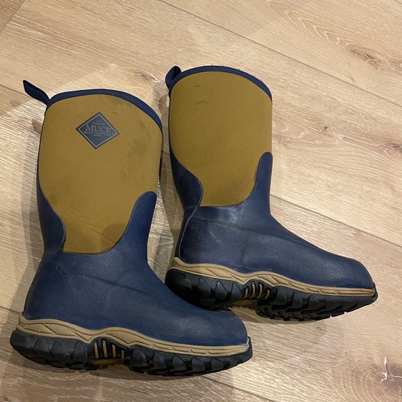 Kid’s Rugged II Muckboot. Winterboot/Waterproof. Size 12. - Picture 4 of 13